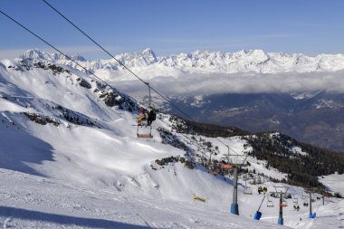 Telesiyej İtalyan Kayak alanı üzerinde bir Pila Mt. Blanc Fransa arka planda - kış sporları konsept görünür ile kış aylarında kapalı Alpler ve çam ağaçları kar