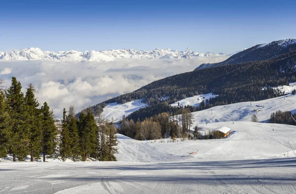 Panoramic view of wide and groomed ski piste in resort of Pila in Valle d'Aosta, Italy during winter — Stock Photo, Image