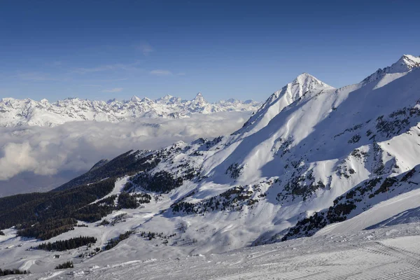 Panoramic view of wide and groomed ski piste in resort of Pila in Valle d'Aosta, Italy during winter — Stock Photo, Image