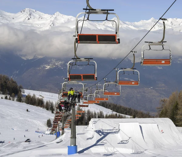 Aosta Kuzey İtalyan şehir ve çevresindeki Valle d'Aosta Pila Kayak Merkezi - chairlifts ve Kayak pistlerinin üzerinden havadan görünümü — Stok fotoğraf