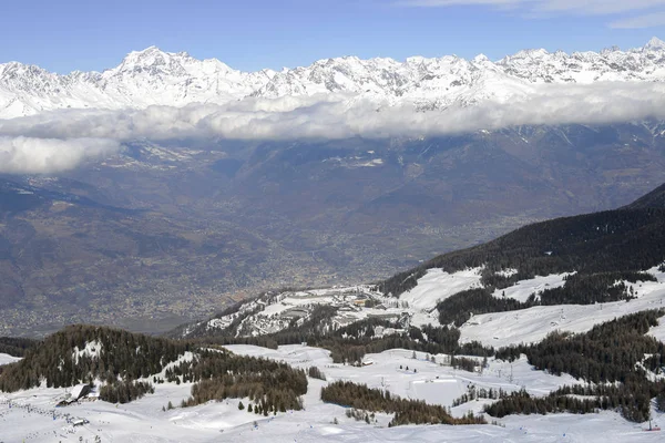 Luftaufnahme der norditalienischen Stadt Aosta und des umliegenden Valle d 'Aosta vom Skigebiet Pila aus — Stockfoto