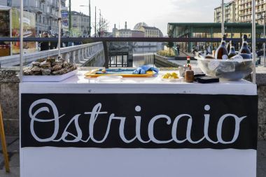 Milan, İtalya'nın Darsena bölgesinde Satılık taze istiridye. Ostriciao için istiridye İtalyan