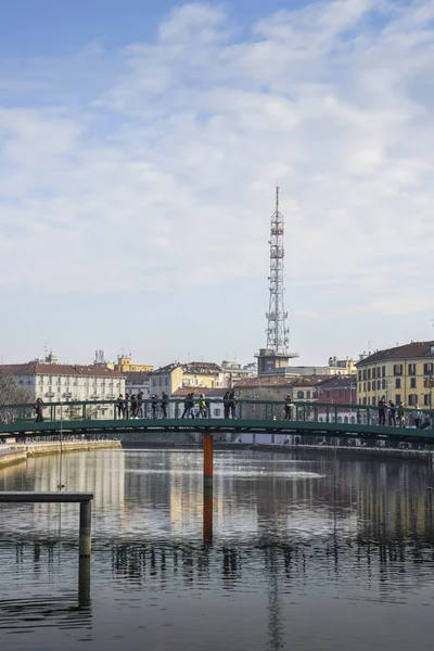 Darsena di Milano, que significa muelles de Milán donde los Navigli Pavese y Navigli Grande se reúnen en una parte bohemia de la ciudad, frecuentado por artistas y turistas — Foto de Stock