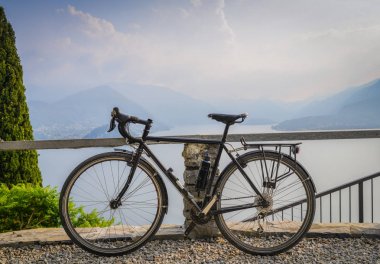 Korkuluk Como Gölü, Lombardiya, İtalya Bellagio doğru güzel manzaralı yanında Bisiklet touring
