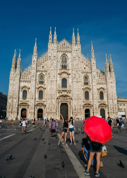 มิลาน อิตาลี 23 มิถุนายน ค.ศ. 2017: นักท่องเที่ยวชาวเอเชียโพสท่าถ่ายรูปต่อหน้าโบสถ์ Duomo สัญลักษณ์ของชาวมิลาน อิตาลียังคงเป็นจุดหมายปลายทางการท่องเที่ยวยอดนิยมสําหรับชาวเอเชีย — ภาพถ่ายสต็อก