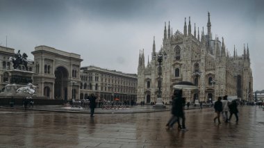 Turistler ve yerliler, Piazza del Duomo Milan, Lombardiya, İtalya Galleria Vittorio Emanuele II ve kilise Duomo Katedrali