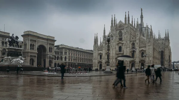 นักท่องเที่ยวและชาวบ้านที่ Piazza del Duomo ในมิลาน, Lombardy, อิตาลีกับ Galleria Vittorio Emanuele II และโบสถ์ Duomo — ภาพถ่ายสต็อก