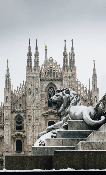 Padající sněhové vločky na ozdobné lva na Piazza del Duomo v Miláně, Lombardie, Itálie. Patrona Milána, Madonnina, je vidět nad katedrály, s kopií prostor — Stock fotografie