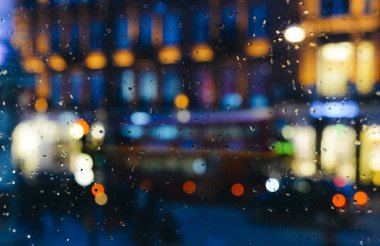 Pencere cam, odak alan sığ derinliği nedeniyle birkaç damla yağmur arkasında Londra, İngiltere'de ufuk ışık bokeh ile duygusal melankolik arka plan damla