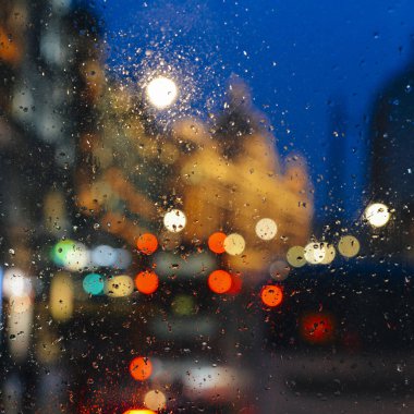 Pencere cam, odak alan sığ derinliği nedeniyle birkaç damla yağmur arkasında Londra, İngiltere'de ufuk ışık bokeh ile duygusal melankolik arka plan damla
