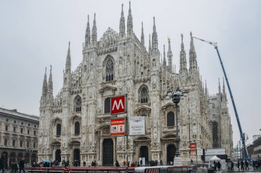 Piazza del Duomo Milan Katedrali Gotik Cephesi lambalar ve metro işareti ve M1 hattı girişi ile
