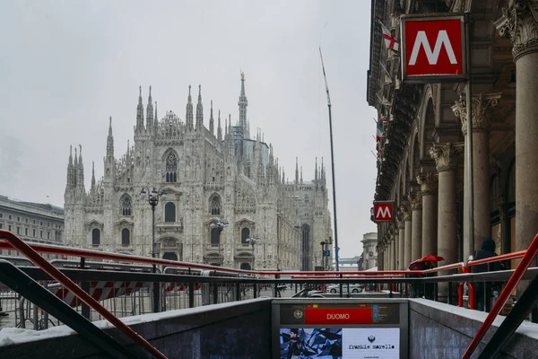 Fachada gótica de la Catedral de Milán en Piazza del Duomo con lámparas y letrero de metro y entrada en línea M1 — Foto de Stock