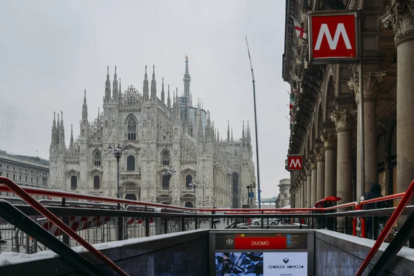 Gothic facade of Milan Cathedral in Piazza del Duomo with lamps and metro sign and M1 line entrance — Stock Photo, Image