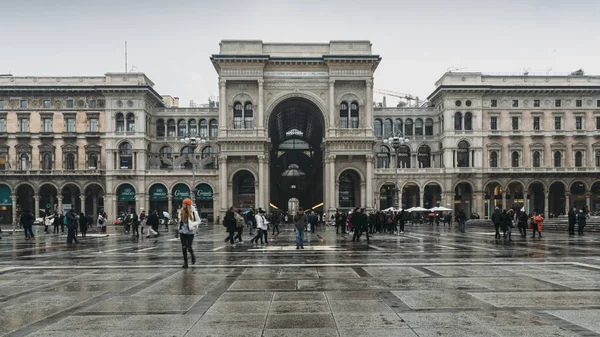 Vchodu do Galleria Vittorio Emanuele ii v Piazza del Duomo, Milán, Lombardie, Itálie — Stock fotografie