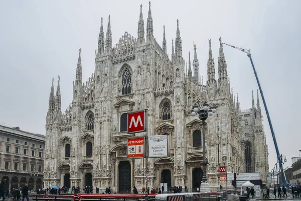 โกธิคหน้าของโบสถ์มิลานใน Piazza del Duomo พร้อมโคมไฟและป้ายรถไฟใต้ดินและทางเข้าสาย M1 — ภาพถ่ายสต็อก