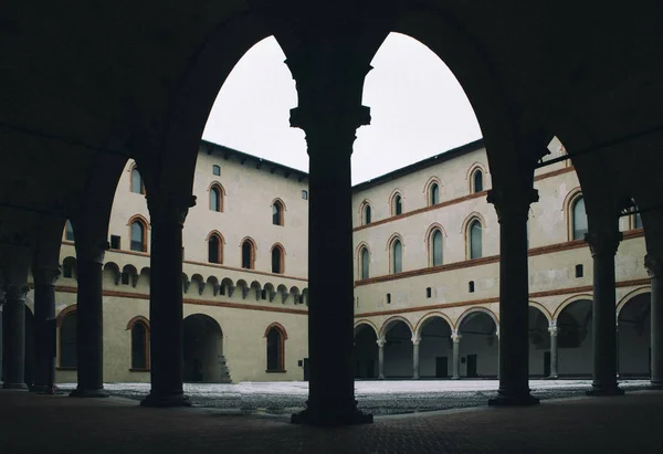 Ortaçağ courtyard adlı Milans Castello Sforzesco, Lombardiya, Ita — Stok fotoğraf