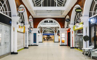 Commuters için gıda seçenekleri ile bilet hall High Street Kensington Metro istasyonu girişi