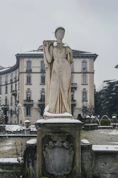 Milan, Lombardie, Italie, Statue et fontaine sur la place Giulio Cesare, près de la nouvelle zone Citylife . — Photo