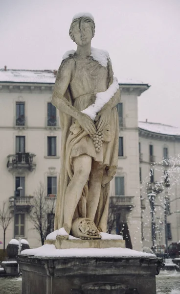 Milan, Lombardia, Włochy, pomnik i fontanna w Giulio Cesare placu, w pobliżu nowego obszaru Citylife. — Zdjęcie stockowe