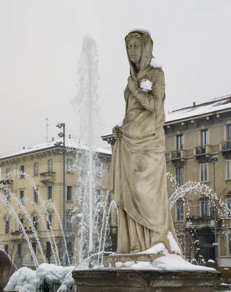 Milan, Lombardia, Włochy, rzeźby i fontanny w Giulio Cesare placu, w pobliżu nowego obszaru Citylife. — Zdjęcie stockowe