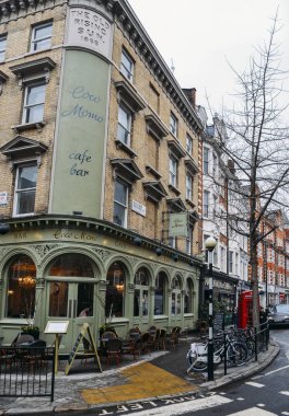 Coco Momo cafe bar bir sokak köşesinde Marylebone High Street, W1, Londra, İngiltere