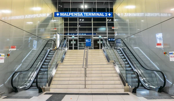 Знак, указывающий на Malpensa терминал 2, который обслуживает национальные и EasyJet рейсы по всей Европе — стоковое фото