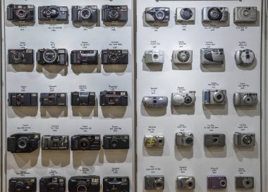 2007'ye 1979 başlayarak kronolojik sırada duvara dizilmiş vintage film kameralar, dijital fotoğraf makineleri başlangıcı