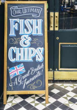 Blackboard bir barda son balık ve cips, büyük İngiliz favori teşvik Londra dışında oturum.