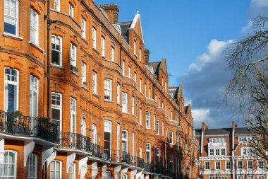 Genellikle Kensington, Batı Londra'da, İngiltere'de bulunan dönem kırmızı tuğla dairelerin pahalı Edwardian blok.