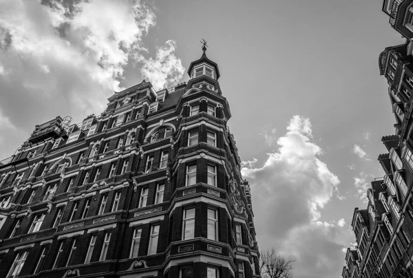 Vista monocromática de ángulo alto mirando hacia arriba a un costoso bloque eduardiano de apartamentos de época típicamente encontrados en Kensington, West London, Reino Unido . —  Fotos de Stock