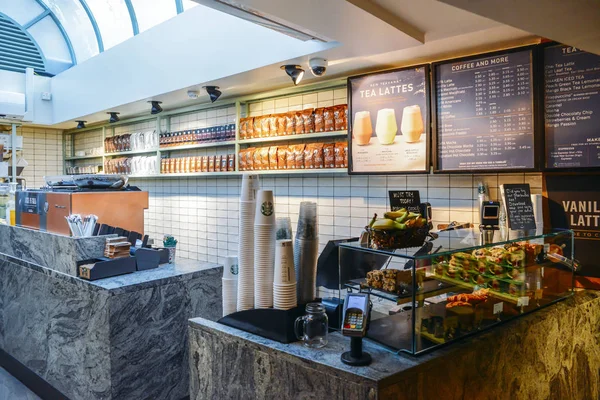 Cafetería vacía Starbucks en High Street Kensington, Londres, Reino Unido con algo de luz natural del tragaluz —  Fotos de Stock