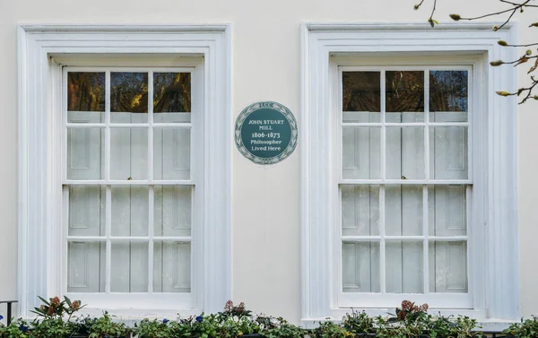 English Heritage plaga azul de donde el famoso filósofo, John Stuart Mill, 1806-1873, vivió en un apartamento en Kensington, Londres, Inglaterra, Reino Unido —  Fotos de Stock
