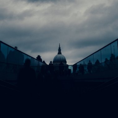 Arka planda - distopya karanlık kıyamet sonrası güzel sanatlar kavramı, Londra, İngiltere, İngiltere'de Millenium Bridge St Paul Katedrali ile yaya uzun pozlama.