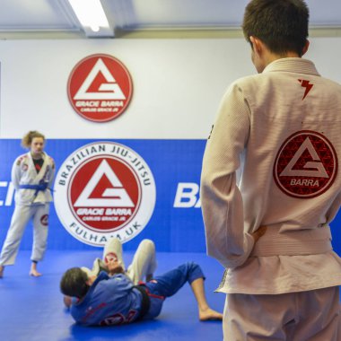 Brezilya Jiu Jitsu karışık dövüş sanatları eğitim Londra'da Fulham Gracie Barra Akademisi'nde boğuşuyor