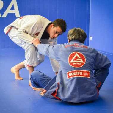 Brezilya Jiu Jitsu karışık dövüş sanatları eğitim Londra'da Fulham Gracie Barra Akademisi'nde boğuşuyor