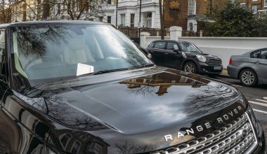 Park cezası için bir ceza ya da iyi Range Rover araçların ön cam üzerinde sıkışmış, yakalanan Royal Borough Kensington ve Chelsea, Londra, İngiltere