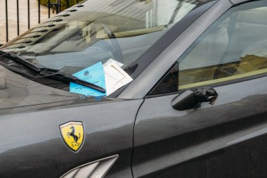 Park cezası için bir ceza veya ceza şaşırıp kalmış üstünde Royal Borough Kensington ve Chelsea yakalanan bir lüks Ferrari arabalar,