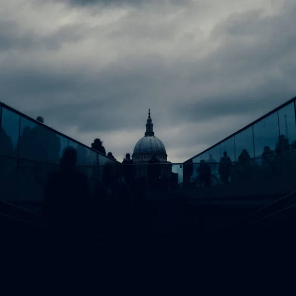Hosszú expozíció a gyalogosok: London, Anglia, Uk Millennium Bridge a Szent Pál-székesegyház, a háttér - dystopia sötét poszt-apokaliptikus művészeti koncepció. — Stock Fotó