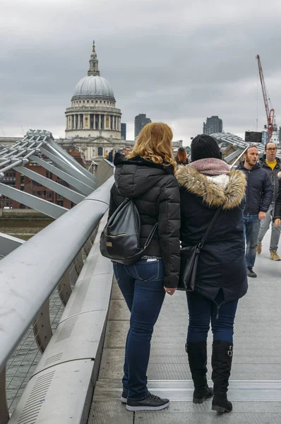 St. Pauls cathedral and tourists making selfie using a selfie stick at millennium bridge — Stock Photo, Image