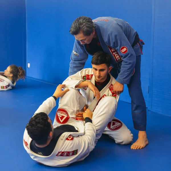 Braziliaans Jiu Jitsu gemengd martial arts opleiding aan Fulham Gracie Barra Academie in Londen, Groot-Brittannië worstelen — Stockfoto