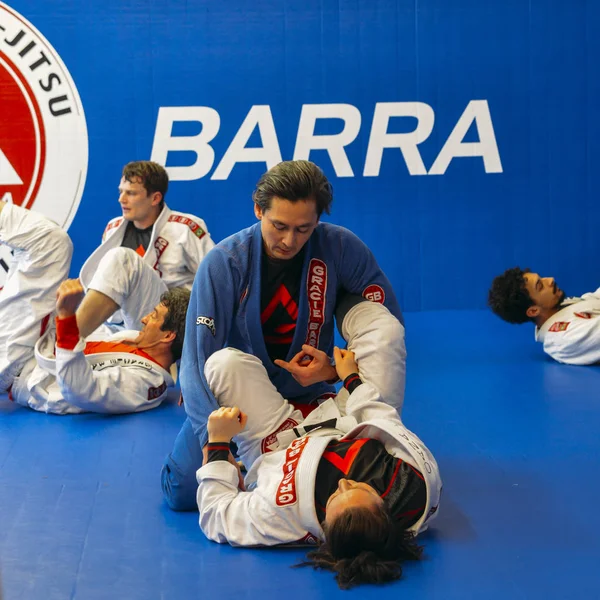 Braziliaans Jiu Jitsu gemengd martial arts opleiding aan Fulham Gracie Barra Academie in Londen, Groot-Brittannië worstelen — Stockfoto