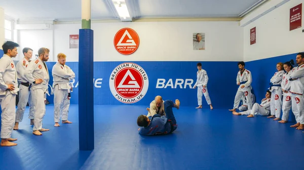 Braziliaans Jiu Jitsu gemengd martial arts opleiding aan Fulham Gracie Barra Academie in Londen, Groot-Brittannië worstelen — Stockfoto