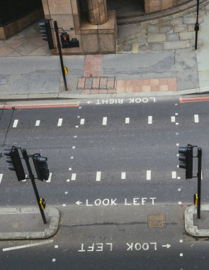Boş yaya geçidi Londra şehir yüksek perspektif görünümü. İkonik göz sol ve sağ işaret turist trafik yönünü, yardımcı olmak için boyalı bak.