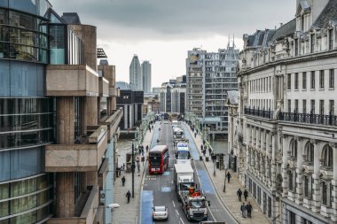Southwark Köprüsü'nde Kraliçe St. yere yönlendiriyor Thames, Londra, İngiltere, İngiltere'de geçiş ağır kuzeye giden trafik havadan görünümü
