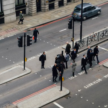 Londra şehir memur işçi yayalar karşıdan karşıya geçerken yüksek perspektif görünümü