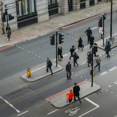 Londra şehir memur işçi yayalar karşıdan karşıya geçerken yüksek perspektif görünümü