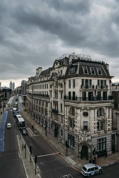 Veduta aerea dell'angolo tra Southwark Bridge e Upper Thames Street nella città di Londra, Inghilterra, Regno Unito — Foto Stock