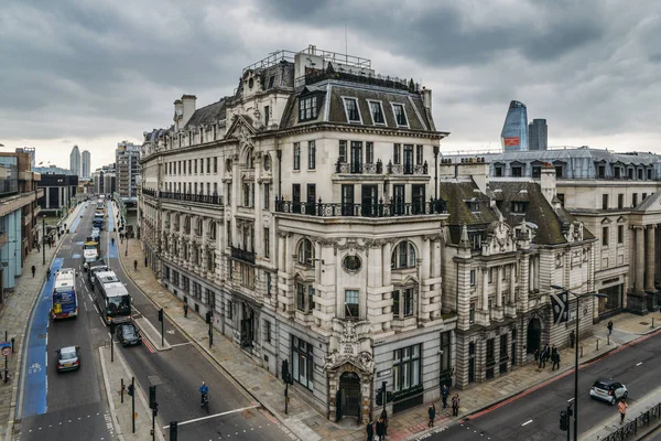 Veduta aerea dell'angolo tra Southwark Bridge e Upper Thames Street nella città di Londra, Inghilterra, Regno Unito — Foto Stock