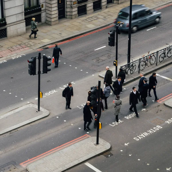 Vista ad alta prospettiva dei pedoni ufficiali nella City di Londra che attraversano la strada — Foto Stock