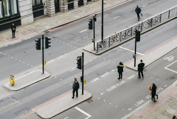 Vista ad alta prospettiva dei pedoni ufficiali nella City di Londra che attraversano la strada — Foto Stock